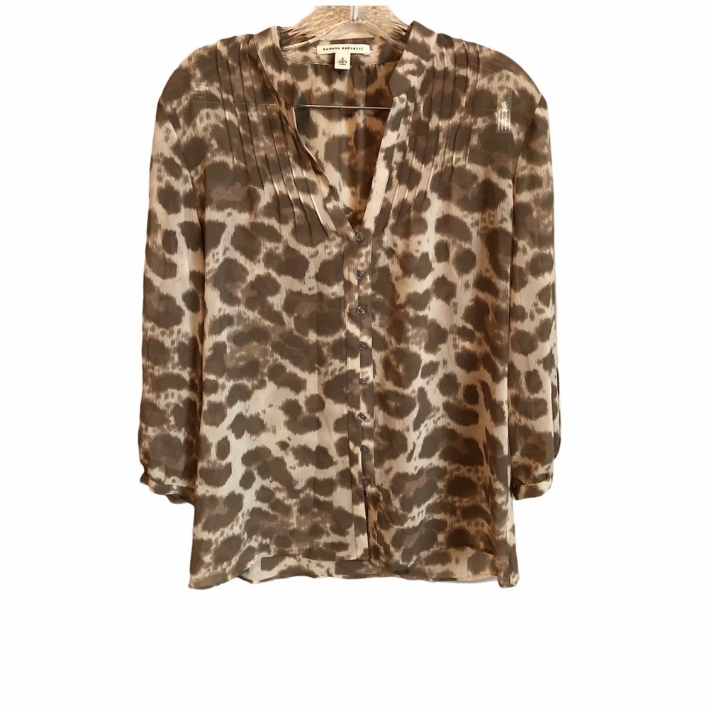 Banana Republic Leopard Button Down Vneck Blouse‎